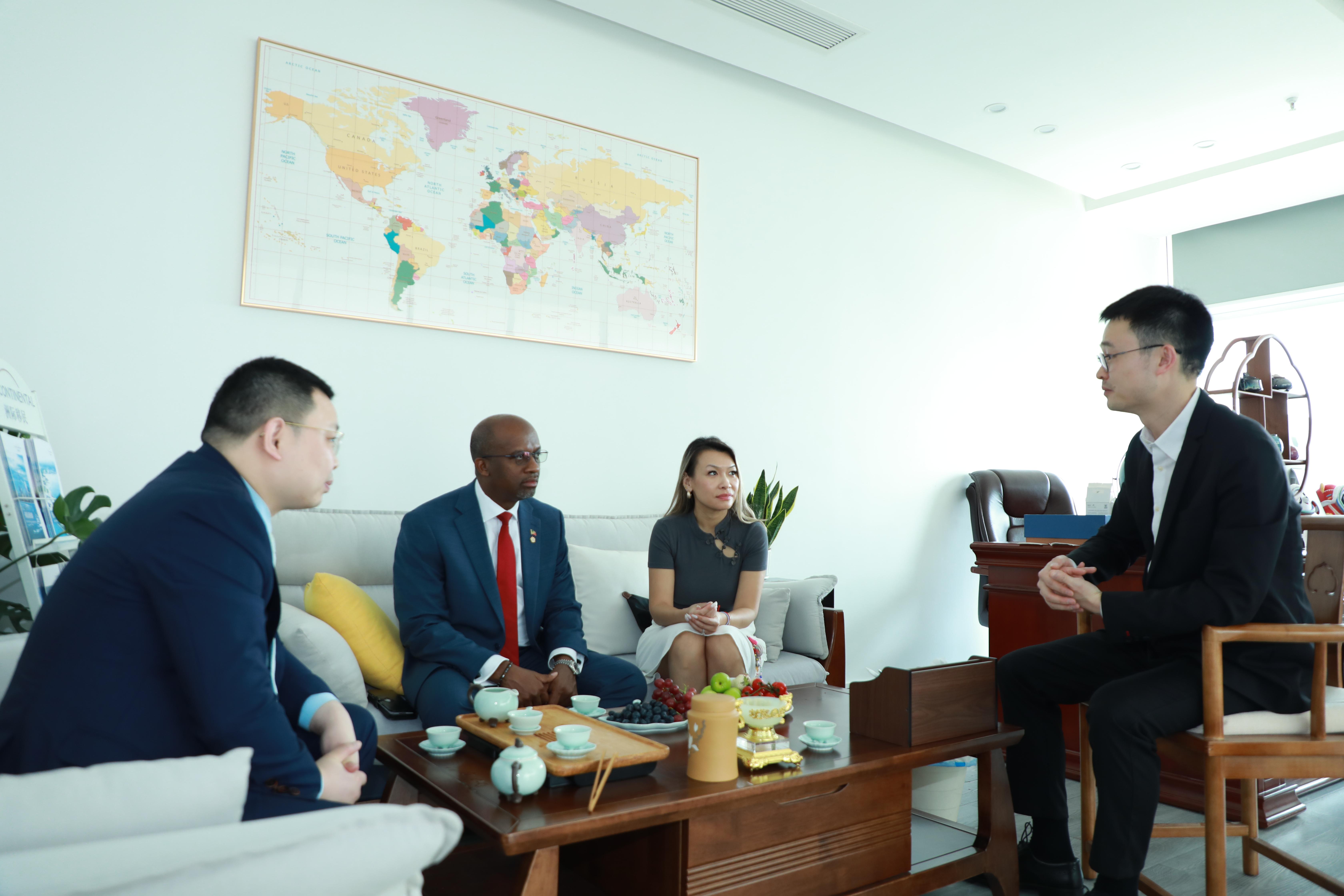 一本掉在地上都不起眼的“小国护照”，可以说能“秒杀”十个大国护照！